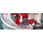 Gaisrinės garažo detalus vaizdas: rampa, kelio rodyklės, užtvaras ir gaisrinė mašinėlė žaidimų rinkinyje.