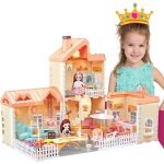 Mergaitė žaidžia su princesės lėlių nameliu