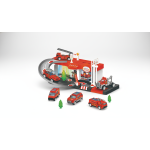 Surinktas gaisrinės garažas su trimis metalinėmis gaisrinėmis mašinėlėmis, liftu ir rampe baltame fone.